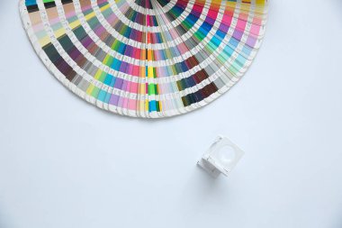 Renk yönetimine basın. Beyaz arkaplanda Cmyk çizgili loupe ve renk paleti.