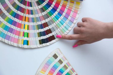 Renk yönetimine basın. Beyaz arkaplanda Cmyk çizgili loupe ve renk paleti.