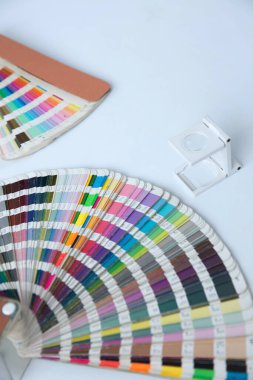 Renk yönetimine basın. Beyaz arkaplanda Cmyk çizgili loupe ve renk paleti.