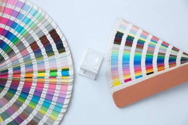 Renk yönetimine basın. Beyaz arkaplanda Cmyk çizgili loupe ve renk paleti.