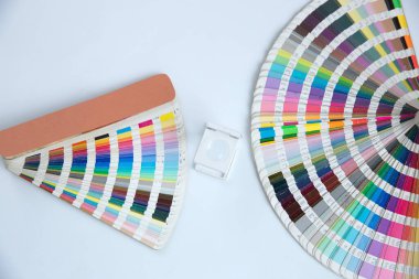 Renk yönetimine basın. Beyaz arkaplanda Cmyk çizgili loupe ve renk paleti.