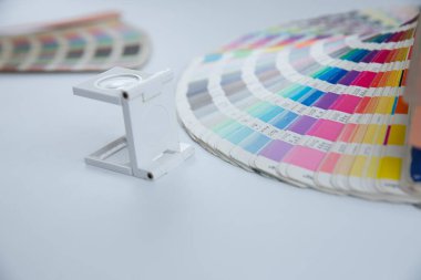 Renk yönetimine basın. Beyaz arkaplanda Cmyk çizgili loupe ve renk paleti.