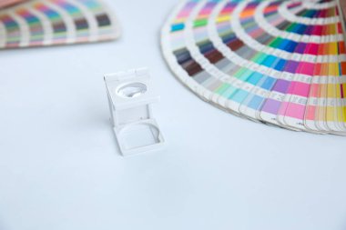 Renk yönetimine basın. Beyaz arkaplanda Cmyk çizgili loupe ve renk paleti.