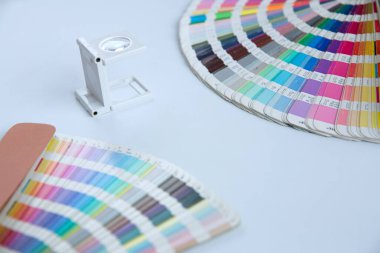 Renk yönetimine basın. Beyaz arkaplanda Cmyk çizgili loupe ve renk paleti.