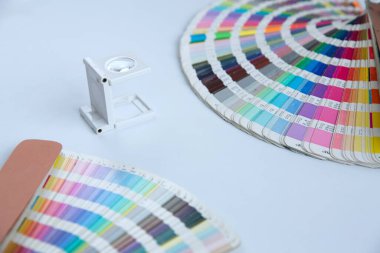 Renk yönetimine basın. Beyaz arkaplanda Cmyk çizgili loupe ve renk paleti.