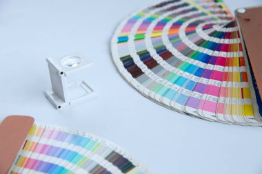 Renk yönetimine basın. Beyaz arkaplanda Cmyk çizgili loupe ve renk paleti.