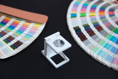 Renk yönetimine basın. Siyah arkaplanda Cmyk çizgili loupe ve renk paleti.