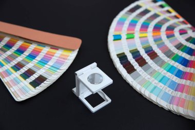 Renk yönetimine basın. Siyah arkaplanda Cmyk çizgili loupe ve renk paleti.