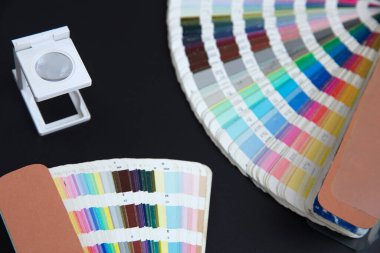 Renk yönetimine basın. Siyah arkaplanda Cmyk çizgili loupe ve renk paleti.