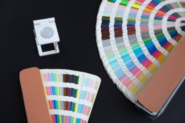 Renk yönetimine basın. Siyah arkaplanda Cmyk çizgili loupe ve renk paleti.