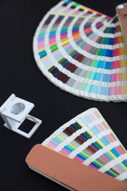 Renk yönetimine basın. Siyah arkaplanda Cmyk çizgili loupe ve renk paleti.
