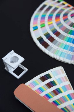Renk yönetimine basın. Siyah arkaplanda Cmyk çizgili loupe ve renk paleti.