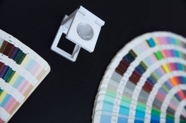 Renk yönetimine basın. Siyah arkaplanda Cmyk çizgili loupe ve renk paleti.