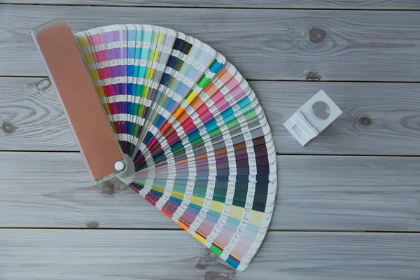 Renk yönetimine basın. Ahşap arka planda Cmyk çizgili hoparlör ve renk paleti.