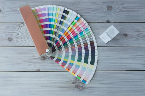 Renk yönetimine basın. Ahşap arka planda Cmyk çizgili hoparlör ve renk paleti.