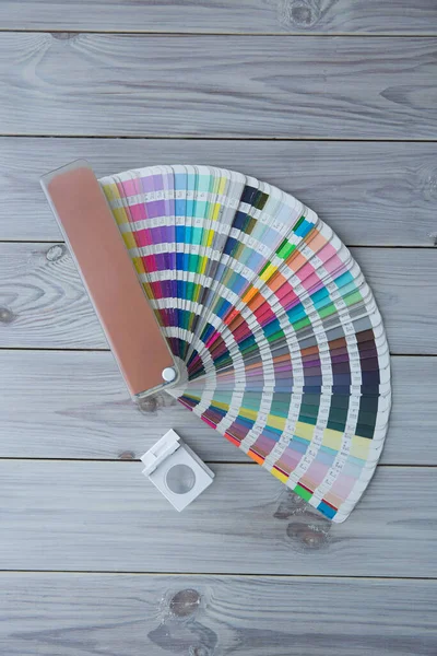 Renk yönetimine basın. Ahşap arka planda Cmyk çizgili hoparlör ve renk paleti.