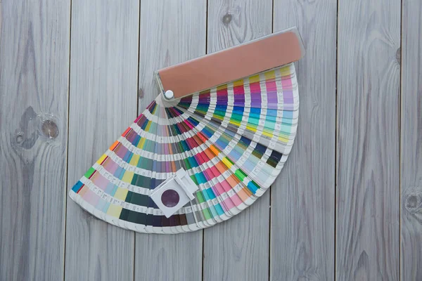 按颜色管理 木底板上的丝绒条纹百叶窗和彩色调色板 — 图库照片