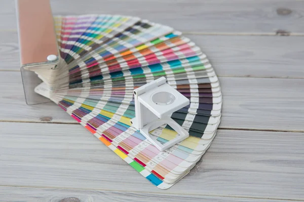 Drücken Sie Farbmanagement Cmyk Streifenlupe Und Farbpalette Auf Dem Holzhintergrund — Stockfoto