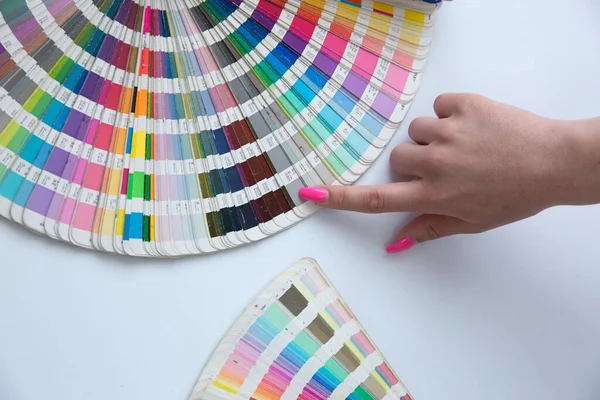 Renk yönetimine basın. Beyaz arkaplanda Cmyk çizgili loupe ve renk paleti.