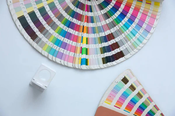 Drücken Sie Farbmanagement Cmyk Streifenlupe Und Farbpalette Auf Weißem Hintergrund — Stockfoto