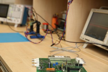 Bilim adamının masası. Bilgisayarlar arka planda. 