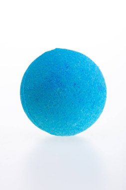 Beyaz arka planda mavi tuz banyosu. 