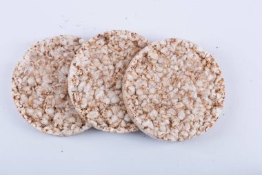 Beyaz arkaplanda düz yuvarlak bir galet.