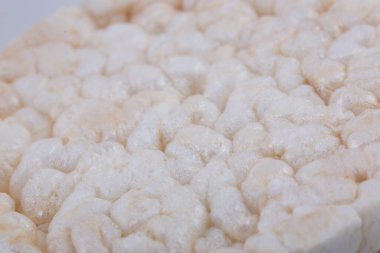 Beyaz arkaplanda düz yuvarlak bir galet.