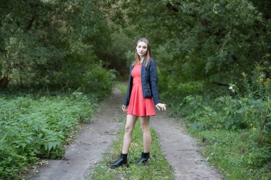 Yeşil orman arka planında güzel bir kadının portresi..