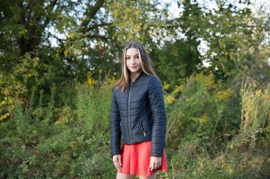 Yeşil orman arka planında güzel bir kadının portresi..