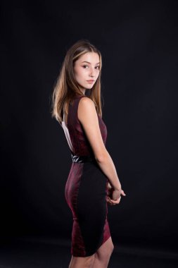 Siyah arka planda zarif bir elbise içinde güzel bir esmer..