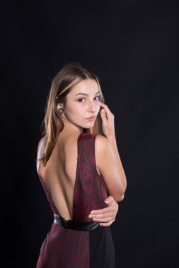 Siyah arka planda zarif bir elbise içinde güzel bir esmer..