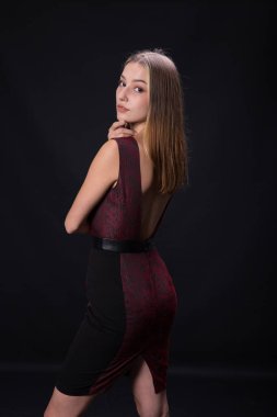 Siyah arka planda zarif bir elbise içinde güzel bir esmer..