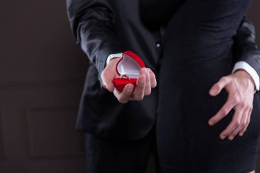 Romantik bir fotoğraf çekiminde genç bir kadın ve genç bir erkek, aşk hikayeleri. Nişan.