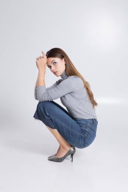 Beyaz arka planda güzel bir esmer.