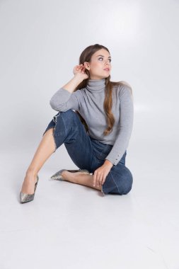 Beyaz arka planda güzel bir esmer.