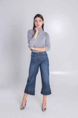 Beyaz arka planda güzel bir esmer.