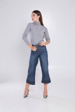 Beyaz arka planda güzel bir esmer.