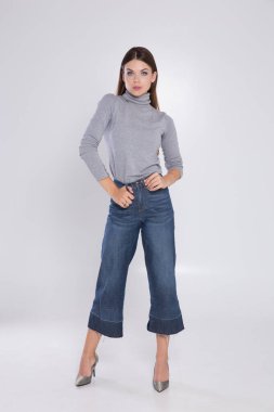 Beyaz arka planda güzel bir esmer.