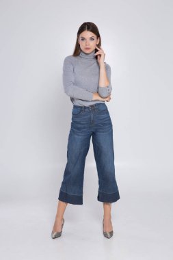 Beyaz arka planda güzel bir esmer.