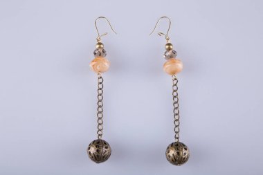 Açık gri arka planda güzel küpeler. Kostüm mücevherleri. 