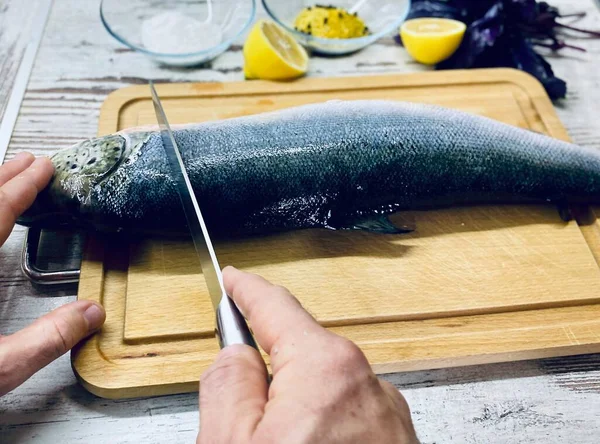 Uomo Dalla Pelle Chiara Taglia Pesce Crudo Cucinare — Foto Stock