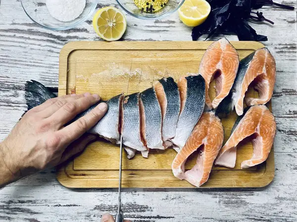 Muž Světlou Pletí Krájí Syrové Ryby Vaření — Stock fotografie