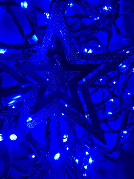 Ünnepi Karácsonyi Koszorú Elmosódott Bokeh Hatása Kék Elvont Felület Háttér — Stock Fotó