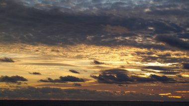 Bulutlu ve kasvetli gökyüzü