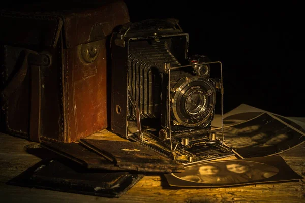 Stillleben Mit Vintage Faltfotokamera Und Retro Fotos — Stockfoto