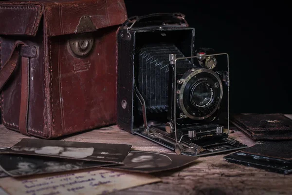 Νεκρή Φύση Vintage Πτυσσόμενη Φωτογραφική Μηχανή Και Ρετρό Φωτογραφίες — Φωτογραφία Αρχείου
