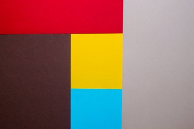 Renkli kağıt yapraklarından grafik desen