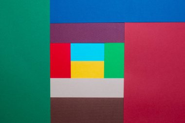 Renkli kağıt yapraklarından grafik desen