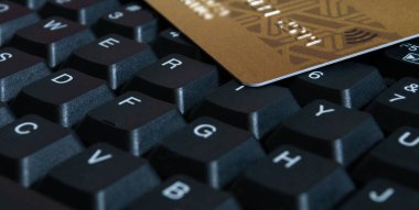 Klavye ve kredi kartının yakın plan görüntüsü. Çevrimiçi ödeme ve iş konsepti